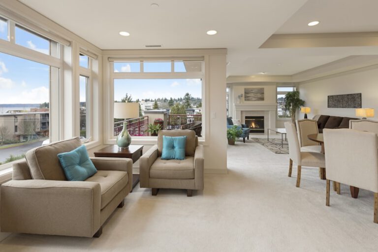 Bright modern 2-bedroom condo in Lincoln Park
